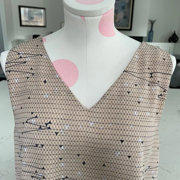 Aritzia Babaton Murphy Slvless VNeck Lined Print Cropped Top Lt. Pk Blk Wht Sz M - Picture 3 of 9